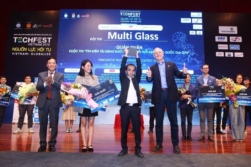 Ban tổ chức trao giải nhất cho đội MultiGlass.
