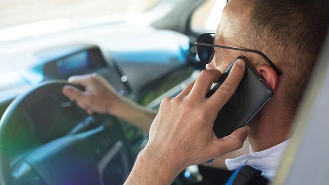 Việc sử dụng điện thoại khi lái xe sẽ bị xử phạt nặng. Ảnh: GETTY IMAGES
