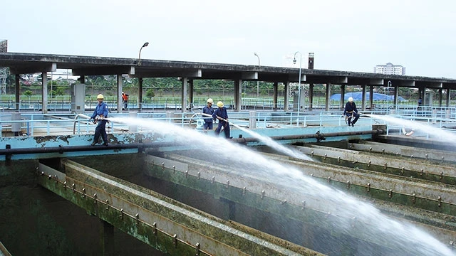Công nhân cấp nước xúc rửa bể lắng bảo đảm an ninh nguồn nước.