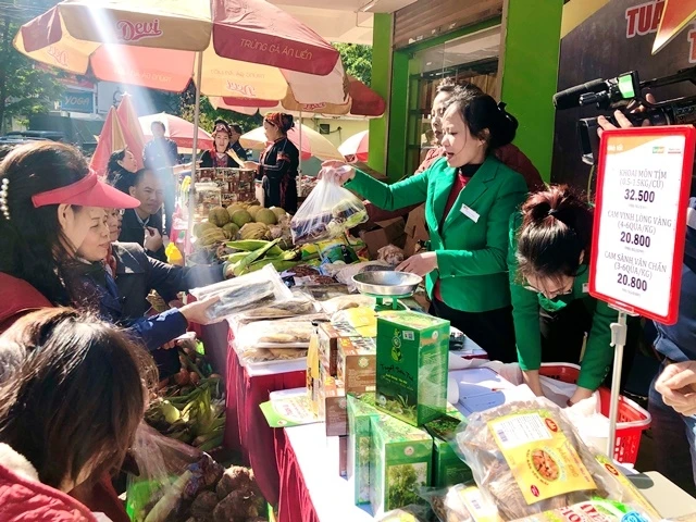 Người tiêu dùng Hà Nội mua sắm các sản phẩm nông sản của tỉnh Yên Bái, tại siêu thị Hapro Mart Thành Công.