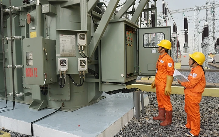 Công nhân Công ty Lưới điện cao thế Hà Nội kiểm tra, theo dõi thông số vận hành thiết bị trạm biến áp.