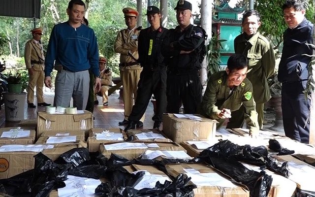 Gần một tấn pháo tàng trữ trái phép bị Công an Quảng Bình thu giữ.