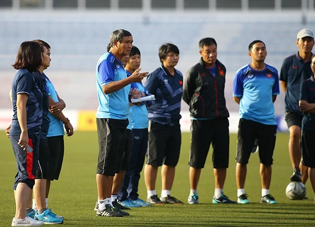 Chỉ một ngày sau trận thắng chật vật 2-0 trước chủ nhà Philippines, HLV Mai Đức Chung cùng các cầu thủ ĐT nữ Việt Nam đã lao vào tập luyện trên sân Rizal Memorial.