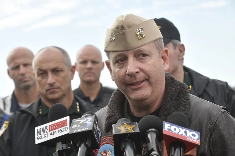Đại úy Timothy Kinsella trả lời các phóng viên về vụ xả súng (Ảnh: AP)