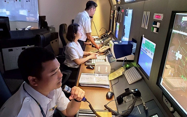 Trang thiết bị điều hành bay của Trung tâm kiểm soát Tiếp cận tại sân của sân bay Nội Bài (thuộc Tổng công ty Quản lý bay Việt Nam - VATM) được đầu tư hiện đại, đồng bộ ở mức tiên tiến trên thế giới. 