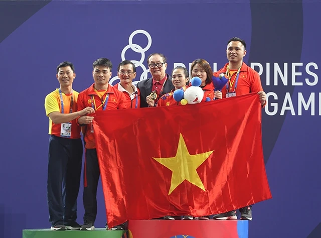VĐV Vương Thị Huyền cùng các thành viên ban huấn luyện đội cử tạ Việt Nam.