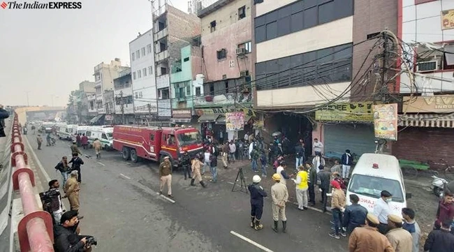 Lực lượng cứu hộ triển khai tại lối vào nơi xảy ra vụ cháy ở New Delhi, Ấn Độ. Ảnh | TIE