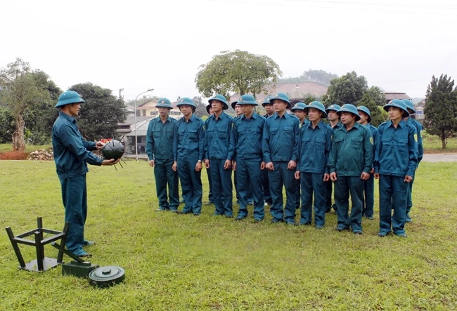 Chiến sĩ dân quân huyện Văn Chấn (Yên Bái) trong giờ huấn luyện.