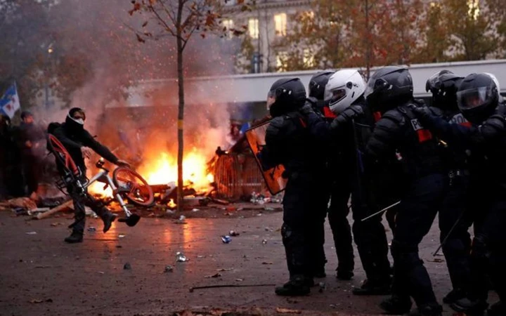 Cảnh sát ngăn chặn người biểu tình quá khích ở thủ đô Pa-ri, Pháp.Ảnh ROI-TƠ