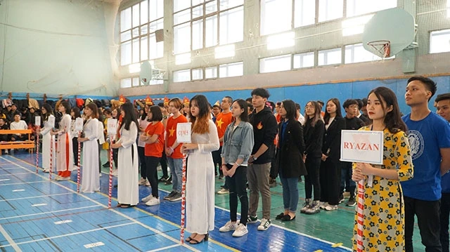Hơn 60 thí sinh Việt Nam từ nhiều trường Đại học đã tới tham dự cuộc thi.