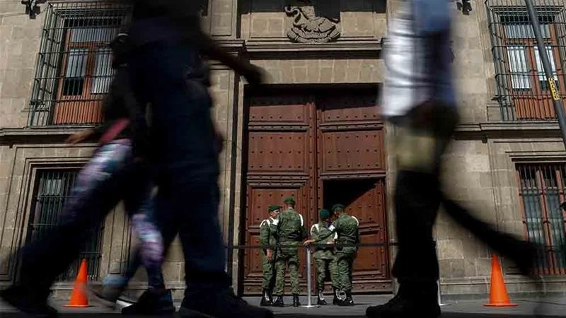 Nhân viên an ninh phong tỏa bên ngoài Dinh Tổng thống Mexico (Ảnh: AP)