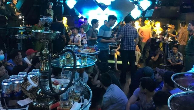Lực lượng Công an tỉnh Đồng Nai kiểm tra quán bar trá hình quán Vic Beer Club.