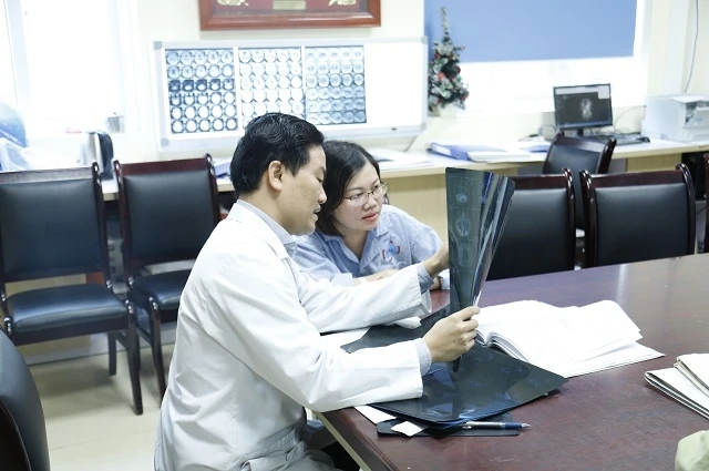 TS, BS Nguyễn Đức Liên, Trưởng khoa Ngoại thần kinh, Bệnh viện K trao đổi với bệnh nhân về phác đồ điều trị.