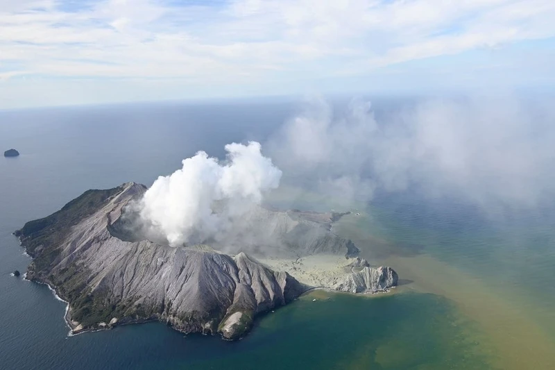 Hình ảnh núi lửa Đảo Trắng phun trào ngày 9-12 (Ảnh: AP)