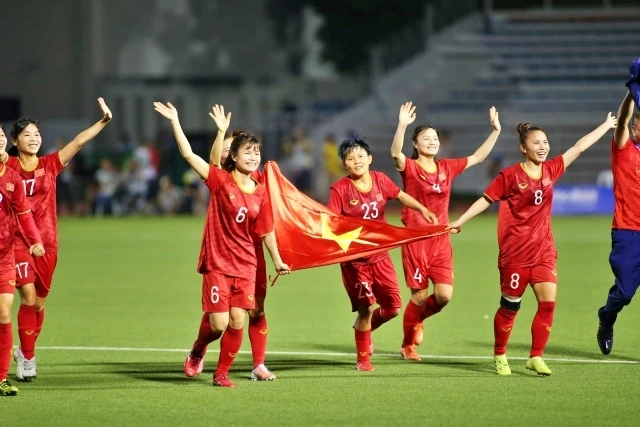 Các nữ cầu thủ Việt Nam vỡ òa trong niềm hạnh phúc.