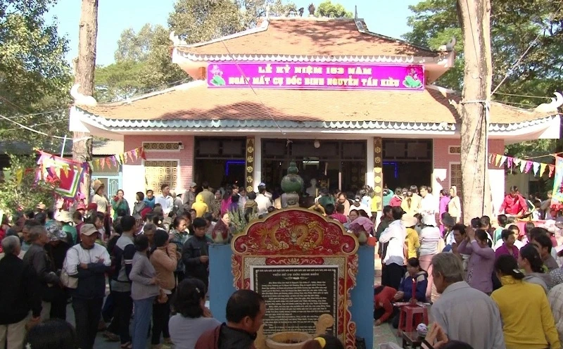 Du khách viếng và tham quan Đền thờ Đốc Binh Nguyễn Tấn Kiều