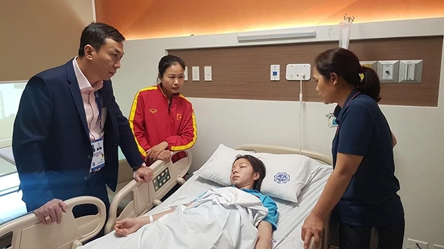 Hậu vệ Trần Thị Hồng Nhung không kịp bù nước dẫn đến tụt đường huyết sau trận chung kết và phải nhập viện cấp cứu.