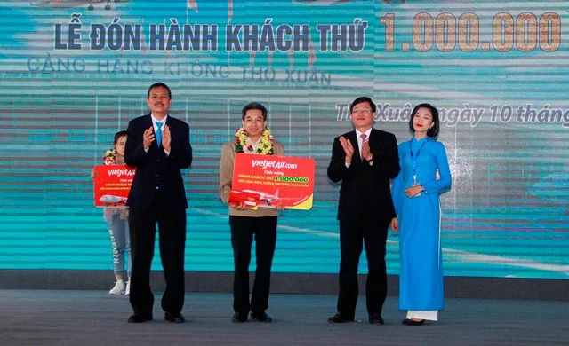 Lãnh đạo Tổng công ty Cảng hàng không và tỉnh Thanh Hóa đã trao quà tặng hành khách thứ một triệu qua Cảng hàng không Thọ Xuân năm 2019.