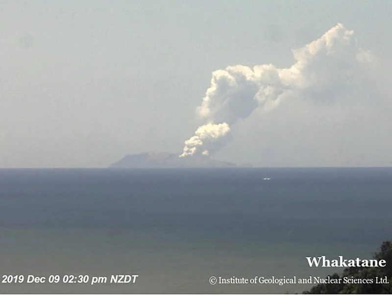 Hình ảnh núi lửa White Island phun trào lúc 14 giờ ngày 9-12 (Ảnh: AP)