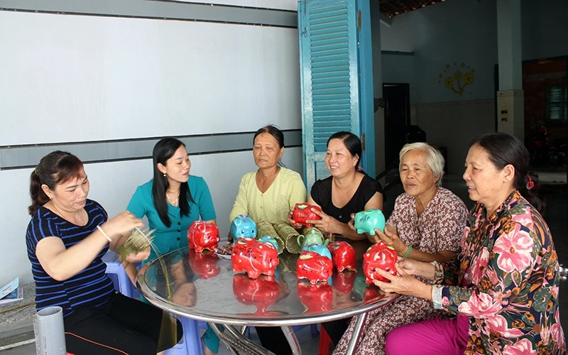 Chị em phụ nữ ấp Phú Khương, xã Phú Lễ, huyện Ba Tri phát triển mô hình nuôi heo đất.