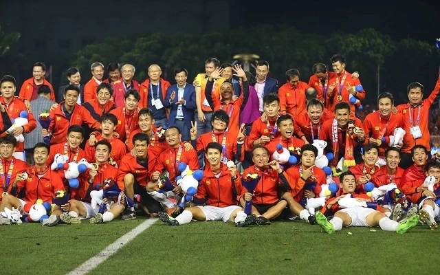 Thầy trò HLV Park Hang Seo làm nên lịch sử cho bóng đá Việt Nam với tấm Huy chương Vàng SEA Games đầu tiên sau 60 năm chờ đợi.