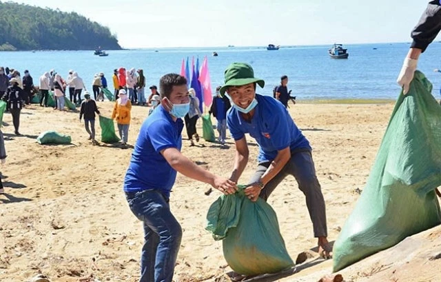 Thanh niên hăng hái tham gia chương trình "Hãy làm sạch biển".