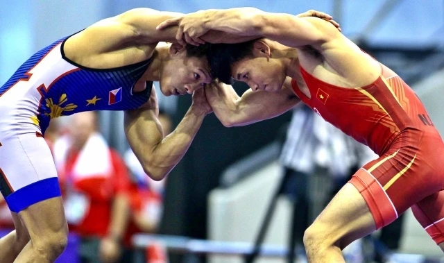 VĐV Nguyễn Văn Công giành thắng lợi trong trận chung kết hạng 57 kg, góp thành tích vào "ngày vàng" của vật Việt Nam.