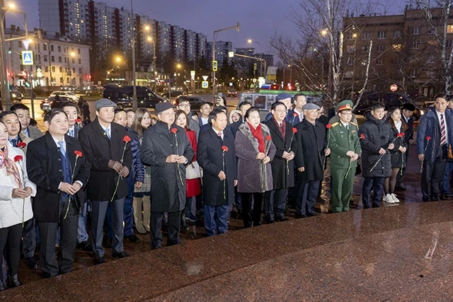 Chủ tịch QH Nguyễn Thị Kim Ngân dâng hoa tượng đài Bác Hồ ở Moscow