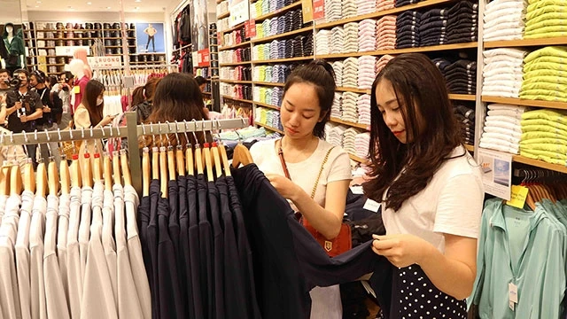 Uniqlo đến với người tiêu dùng Việt