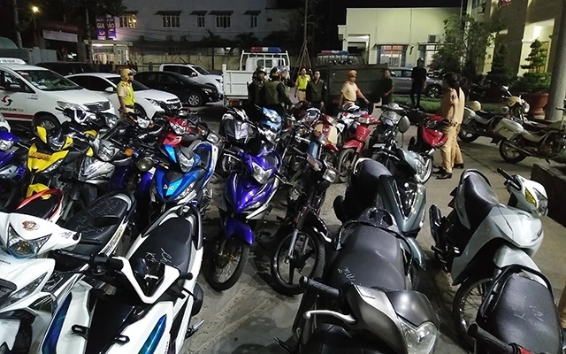 Tạm giữ xe máy đua trái phép ở Đồng Nai (Ảnh: Thiên Vương).