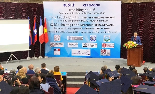 Hiệu trưởng ĐH Dược Hà Nội, Nguyễn Thanh Bình phát biểu tại buổi lễ.