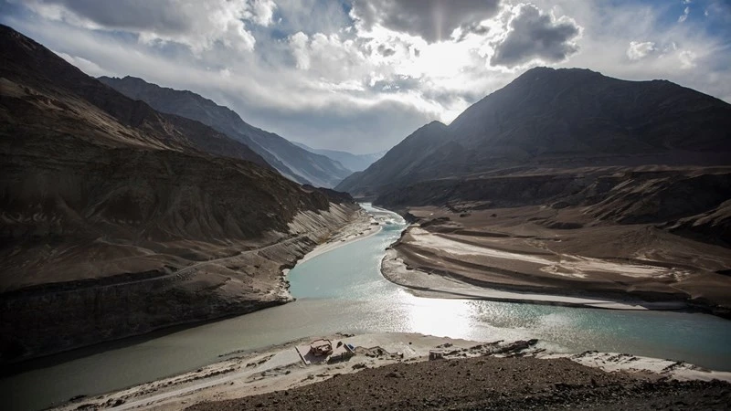 Ngã ba nơi sông Indus và sông Zanskar gặp nhau ở Ấn Độ. Ảnh: Getty.