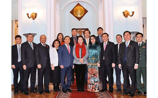Chủ tịch QH Nguyễn Thị Kim Ngân với cán bộ, nhân viên Đại sứ quán Việt Nam tại LB Nga. Ảnh: TRỌNG ĐỨC (TTXVN)