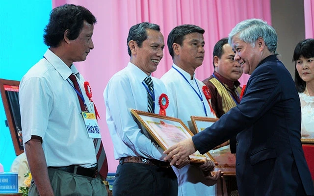 Bộ trưởng, Chủ nhiệm UBDT Đỗ Văn Chiến tặng Bằng khen các tập thể, cá nhân của tỉnh Sóc Trăng có thành tích xuất sắc trong công tác dân tộc giai đoạn 2014 - 2019.