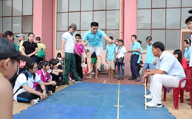 Tổ chức trò chơi cho thanh niên khuyết tật tại một trung tâm bảo trợ xã hội trên địa bàn TP Hồ Chí Minh.