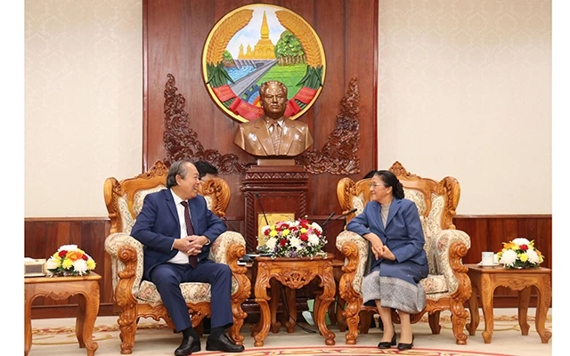 Phó Thủ tướng Thường trực Trương Hòa Bình (bên trái) chào xã giao Chủ tịch Quốc hội Pany Yathotou tại Trụ sở Quốc hội Lào, ngày 10-12.