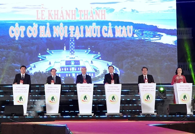 Thủ tướng Nguyễn Xuân Phúc tham gia nghi thức cắt băng khánh thành Công trình Cột cờ Hà Nội tại Mũi Cà Mau.