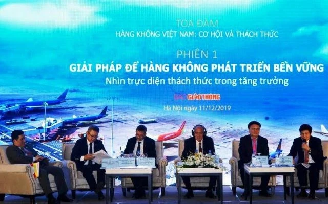 Các chuyên gia tại tọa đàm “Hàng không Việt Nam: Cơ hội và thách thức”.