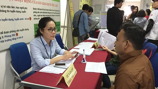 Phiên giao dịch tuyển dụng việc làm tại Trung tâm dịch vụ việc làm Hà Nội.