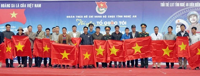 Trao 1.500 lá cờ Tổ quốc cho ngư dân Quỳnh Lưu