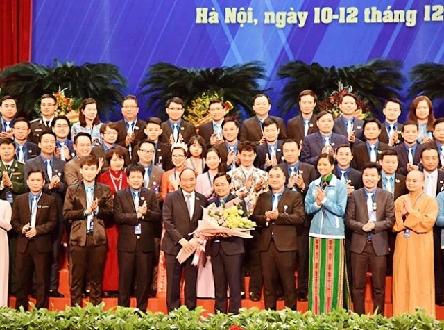 Thủ tướng Chính phủ Nguyễn Xuân Phúc tặng hoa chúc mừng Chủ tịch Hội LHTN Việt Nam khóa VIII Nguyễn Anh Tuấn và Đại hội.