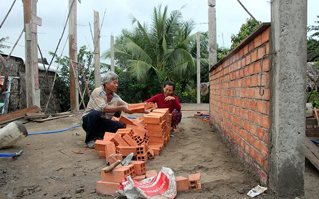 Gia đình ông Nguyễn Văn Thảo (xã Phú Lộc, huyện Tam Bình) đang xây dựng ngôi nhà mới từ kinh phí do địa phương hỗ trợ.