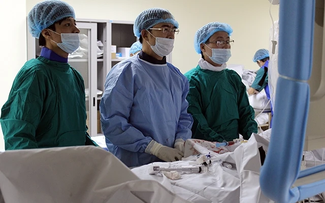 Giám đốc Bệnh viện Tim Hà Nội trực tiếp chuyển giao kỹ thuật cho Bệnh viện đa khoa Bắc Ninh.