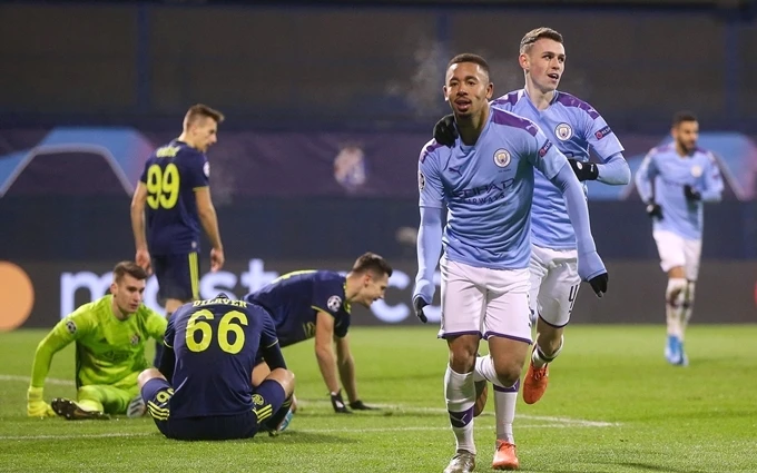 Các cầu thủ Man City (áo xanh) thắng đậm Dinamo Zagreb 4-1 trên sân khách.