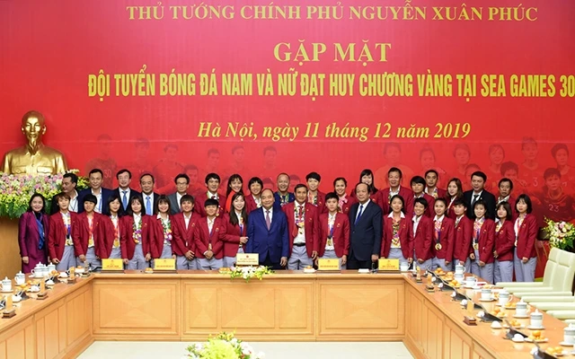 Thủ tướng Nguyễn Xuân Phúc chụp ảnh cùng đội tuyển bóng đá nữ Việt Nam (Ảnh: Trần Hải).