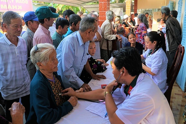 Các bác sĩ Bệnh viện Quân y 121 khám và cấp thuốc miễn phí cho bệnh nhân nghèo xã Trinh Phú.