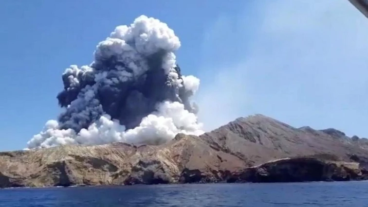 Hình ảnh núi lửa White Island phun trào dữ dội hôm 9-12 (Ảnh: REUTERS)