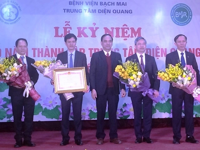 Lãnh đạo Trung tâm Điện quang Bệnh viện Bạch Mai đón nhận Bằng khen của Thủ tướng Chính phủ.