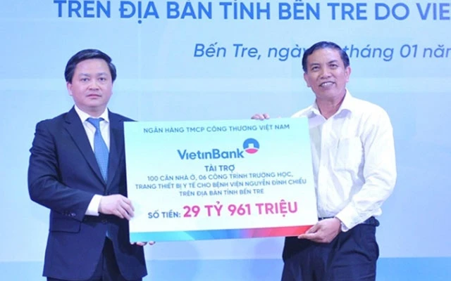Chủ tịch HĐQT VietinBank Lê Đức Thọ trao biển tài trợ cho tỉnh Bến Tre năm 2019.