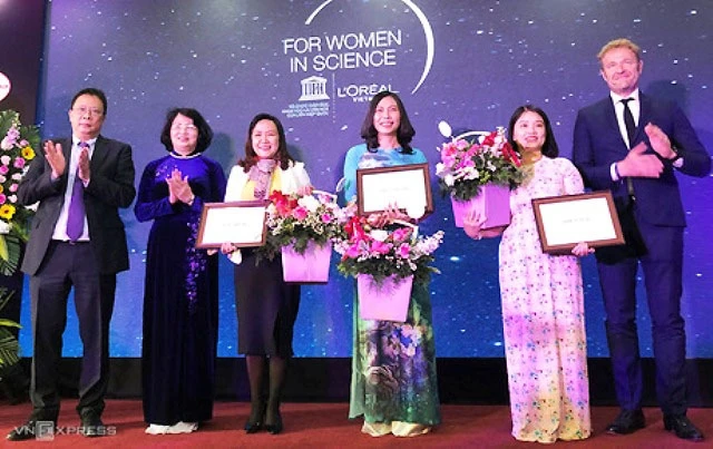 Phó Chủ tịch nước Đặng Thị Ngọc Thịnh và Ban tổ chức trao giải cho ba nhà khoa học nữ xuất sắc năm 2019.